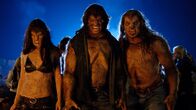 Skinwalkers – Ein kleiner dreizehnjähriger Junge könnte das Ende ihrer ganzen Rasse bedeuten. Das lassen sich die Werwölfe Varek (Jason Behr, M.), Zo (Kim Coates, r.) und Sonja (Natassia Malthe, l.) natürlich nicht bieten und holen zum Gegenschlag aus ...