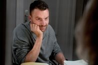 Jackpot – Sollen sie, sollen sie nicht? Mit der Zeit findet Dennis (Friedrich Mücke) es ziemlich verlockend, das viele Geld zu behalten und sein und Marens (Rosalie Thomass, rechts) Leben damit in Ordnung zu bringen.