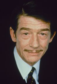 King Ralph – Mit dem neuen König ist Lord Percival Graves (John Hurt) ganz und gar nicht einverstanden und er tut alles dafür, dass dieser zur Abdankung gezwungen wird ...