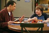 Two and a Half Men – Alan Harper (Jon Cryer, l.): Jake Harper (Angus T. Jones, r.)