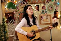 Monk – Marci Maven (Sarah Silverman) gibt alles, um ihrem Idol Mr. Monk zu gefallen. Sie hat ihr ganzes Zimmer mit seinen Fotos dekoriert. Das kommt selbst dem verschrobenen Mr. Monk recht seltsam vor.
