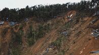 Die härtesten Orte der Welt – Die Stollen im Berg werden notdürftig mit Planen abgedeckt. Erdrutsche sind eine ständige Gefahr und an der Tagesordnung.