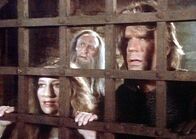 MacGyver – Cecilia (Lynne Harbaugh, l.), Merlin (Time Winters, M.) und MacGyver (Richard Dean Anderson, r.) wollen sich aus Morganas Kerker befreien.