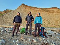 Terra Xpress – Mikroabenteuer in Deutschland. Von links: Pünktlich zum Sonnenaufgang sind Maik, Christo Förster und Birgit an der Ostsee angekommen.