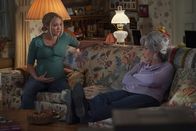 Young Sheldon – Mandy (Emily Osment, l.); Connie "Meemaw" Tucker (Annie Potts, r.)