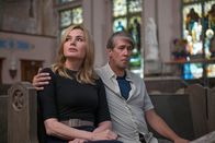 The Exorcist – Angela (Geena Davis, l.) und Henry (Alan Ruck, r.) machen sich immer mehr Sorgen um ihr kleines Mädchen, nicht ahnend, wie schlimm es bereits um sie steht ...