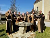 Mei liabste Weis – Gemeinsam mit den legendären Apfelmännern aus Puch bei Weiz verkostet Franz Posch (2.v.r.) den einzigartigen Abakus - den bekannten Apfelschnaps.