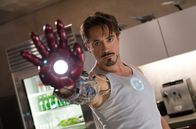 Iron Man – Eine Entführung durch Terroristen bringt Tony Stark (Robert Downey jr.) dazu, über seine Vergangenheit nachzudenken und als er auch noch eine Verschwörung aufdeckt, in die sogar seine rechte Hand verstrickt ist, trifft er eine Entscheidung: Er will als Iron Man die Welt vor einer Katastrophe beschützen ...