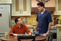 Two and a Half Men – Konkurrieren um die Gunst von Jamie: Charlie (Charlie Sheen, r.) und Alan (Jon Cryer, l.) ...