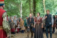 Outlander - Die Highland-Saga – Young Ian Murray (John Bell), Claire Randall (Caitriona Balfe), Jamie Fraser (Sam Heughan, r.)