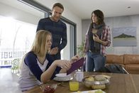 In aller Freundschaft – Marie Steins (Henriette Zimmeck, sitzend) mündliche Chemie-Abiturprüfung steht am Nachmittag an. Für ihren Vater Martin (Bernhard Bettermann, links) ist es eine absolute Selbstverständlichkeit, dass seine Tochter das Abitur macht und danach studiert. Er kündigt sogar schon die Belohnung für die bestandene Prüfung an. Martin übersieht komplett, in welchem Zustand sich seine Tochter gerade befindet. Auch für Martins Freundin Antonie Bach (Claudia Mehnert), die Marie in Chemie unterrichtet, ist seine Ignoranz unverständlich.