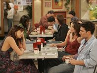 How I Met Your Mother – Lily (Alyson Hannigan, vorne l.) ist wieder zurück in New York und erzählt ihren Freunden begeistert von ihren Erlebnissen in San Francisco und wie toll ihr neues Leben sei. Aber im Gegensatz zu Robin (Cobie Smulders, vorne M.) glaubt Ted (Josh Radnor, vorne r.), dass es Lily gar nicht gut geht und sie wieder mit Marshall zusammenkommen möchte ...