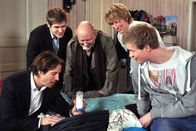 Rote Rosen – ARD ROTE ROSEN FOLGE 1238 Uhr im ERSTEN. Timo (Paul L. Pröve, r.) rekrutiert die WG-Bewohner Ben (Hakim Michael Meziani, l.), Lars (Peter Foyse, 2.v.l.), Alfred (Rolf Nagel, M.) und Mick (Tobias Rosen, 2.v.r.) als Babysitter für seinen Sohn Finn.