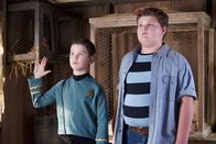 Young Sheldon – Sheldon (Iain Armitage, l.); Billy (Wyatt McClure, r.)