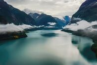 Unsere Kontinente – Fjorde durchziehen die Landschaft Norwegens. Sie boten den Wikingern einen sicheren Rückzugort und Ankerplatz für ihre Schiffe.