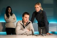 SOKO Leipzig – In der Vernehmung durch Olivia Fareedi (Nilam Farooq, l.) und Ina Zimmermann (Melanie Marschke, r.) verstrickt sich Falk Michel (Marek Harloff, M.) in Widersprüche.