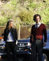 Criminal Minds – Jennifer Jareau (A.J. Cook, l.); Dr. Spencer Reid (Matthew Gray Gubler, r.)