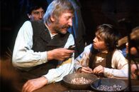Waldheimat – Vom Bremer Sepp (Karl Merkatz) hat der kleine Peter Rosegger (Harald Gauster) einiges über die Kunst des Erzählens lernen können.
