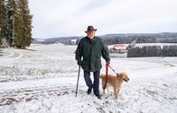 Die Fallers - Die SWR Schwarzwaldserie – SÜDWESTRUNDFUNK Die Fallers - Die SWR Schwarzwaldserie - Wolfgang Hepp Hermann Faller (Wolfgang Hepp) mit Hofhund Willy im November 2018