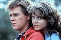 Footloose – Der Großstadtjunge Ren McCormack (Kevin Bacon) und die rebellische Ariel Moore (Lori Singer) finden in der kleinen, konservativen Stadt Bomont zueinander. Besonders ihre Leidenschaft für das Tanzen verbindet die beiden.