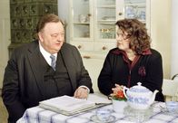 Der Dicke – Gregor Ehrenberg (Dieter Pfaff) versucht der gekündigten Pfarrei-Angestellten Karin Puchta (Sabine Orléans) zu helfen.