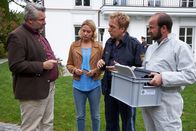 Die Rosenheim-Cops – Von links: Die Kommissare Stadler (Dieter Fischer) und Winter (Vanessa Eckart) bitten Polizeihauptmeister Mohr (Max Müller, 2.v.r.), die von der Spurensicherung (Alexander Vitzthum) sichergestellten Unterlagen ins Kommissariat zu bringen.