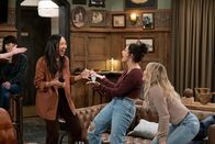 How I Met Your Father – (v.l.n.r.) Ellen (Tien Tran); Valentina (Francia Raisa); Sophie (Hilary Duff)