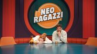 Neo Ragazzi – Sophie Passmann und Tommi Schmitt am Tisch ihrer Talkshow "Neo Ragazzi"