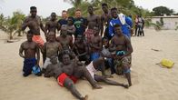 Verrückt nach Meer – Junior Offizier Julian Hartmann und Kapitän Robert Fronenbroek wollen heute das echte gambische Wrestling, also das traditionelle Ringen lernen. Sie bekommen eine Trainingseinheit mit den gambischen Ringern. Nach zehn Minuten sind beide platt und schauen zu, wie die gambischen Ringer ein kleines Turnier veranstalten. Wrestling ist in Gambia Volkssport Nummer Eins. Die besten Wrestler sind Helden, ihre Namen kennt jedes Kind. Das westafrikanische Wrestling hat mit der gleichnamigen amerikanischen TV-Veranstaltung nichts gemein. Bei den Kämpfen in den afrikanischen Dörfern ist alles echt. Der Kampf, der Schmerz und der Sieg. "Wrestling ist so alt wie der Busch", sagen die Einheimischen.