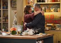 Man with a Plan – Andi Burns (Liza Snyder, l.); Adam Burns (Matt LeBlanc, r.)