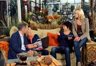 Rote Rosen – ARD ROTE ROSEN FOLGE 1141 Uhr im ERSTEN. Achim (Peter Rühring, l.) fällt es nach der gemeinsamen Kreuzfahrt schwer, sich von Erika (Madeleine Lierck-Wien, 2.v.l.) zu trennen (mit Anja Franke, 2.v.r. und Saskia Valencia, r.).