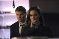 Bones - Die Knochenjägerin – BU: Dr. Temperance "Bones" Brennan (Emily Deschanel) und Special Agent Seeley Booth (David Boreanaz)BB: achte Staffel, OT: The But in the Joke Bones_Ep713_ButInJoke_Sc16_0330