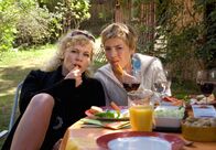 Plötzlich Millionär – Tanja (Claudia Schmutzler, rechts) und Simone (Anne Kasprik) können sich über die Allüren ihrer Göttergatten nur noch wundern.