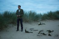 The Royals – Versucht herauszufinden, ob Robert wirklich ehrlich ist, was seine Zeit auf der Insel betrifft: Liam (William Moseley) ...