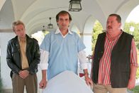 Die Rosenheim-Cops – Hat Ludger Mollenhauer (Aurel Baldur Bereuter, m.) etwas zu verbergen? Korbinian Hofer (Joseph Hannesschläger, r.) und sein Kollege Mohr (Max Müller) gehen jeder Spur nach.