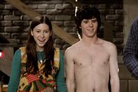 The Middle – Um das Haus für Axl (Charlie McDermott, r.), Sue (Eden Sher, l.) und ihre Freunde ansprechender zu machen, kauft ihr Vater einen Billardtisch ...