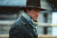 The Missing – Brake Baldwin (Aaron Eckhart) führt eine Beziehung mit seiner Nachbarin Maggie.