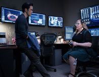 Criminal Minds: Evolution – Tyler Green (Ryan-James Hatanaka, l.); Penelope Garcia (Kirsten Vangsness, r.)