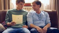 Der Lehrer – Jonas (Merlin Rose, l.) hat endlich verstanden, worum es im Leben wirklich geht. Stefan (Hendrik Duryn) ist zufrieden. +++ Die Verwendung des sendungsbezogenen Materials ist nur mit dem Hinweis und Verlinkung auf TVNOW gestattet. +++