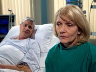 In aller Freundschaft – Thea Hufschmitt (Rita Feldmeier) kommt als Leberlebendspenderin für ihren Mann Werner Hufschmitt (Dietrich Adam) nicht mehr in Frage. Thea ist verzweifelt, denn ohne Spende wird Werner sterben. Nun muss ihr Mann ein lange gehütetes Geheimnis lüften.