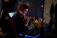 Dead Pixels – Nicky (Will Merrick) kann es kaum erwarten, dass die Erweiterung startet.