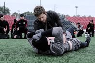 Atlanta Medical – Hilfe nach einem Foul: Matt Czuchry als Conrad Hawkins