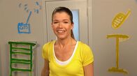 Die Sendung mit dem Elefanten – Anke Engelke zeigt Begrüßungsrituale aus der ganzen Welt. Wie sie wohl Denis begrüßt?