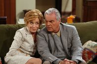Two and a Half Men – Während eines Spontabesuchs bei Charlie erleben Teddy (Robert Wagner, r.) und Evelyn (Holland Taylor, l.) eine Überraschung ...