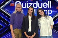Quizduell - Olymp – Moderatorin Esther Sedlaczek (M.) mit den Kandidatinnen des Teams "Familie": Franziska Knuppe (l.) und Mathilda Moestl (r.)