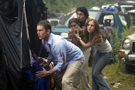 Wrong Turn – Eigentlich wollten (v.l.n.r.) Chris (Desmond Harrington, M.), Carly (Emmanuelle Chriqui), Scott (Jeremy Sisto) und Jessie (Eliza Dushku) ein ruhiges Wochenende beim Camping in den Bergen verbringen, doch ein über die Fahrbahn gespannter Stacheldraht unterbricht dieses Vorhaben abrupt.