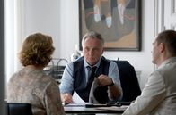 Polizeiruf 110 – Der Insolvenzverwalter Udo Schick (Bernhard Schir, Mitte) erklärt seiner Mandantin Juliane Mai (Imke Büchel, l.), im Beisein von Schuldnerberater Jonathan Hüter (Godehard Giese, r.), die Konsequenzen der bevorstehenden Insolvenz.