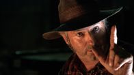 Wolf Creek – Als das Auto der drei Freunde nicht mehr anspringt, bietet der Truckfahrer Mick Taylor (John Jarratt) seine Hilfe an. Dummerweise gehen die jungen Leute auf sein Angebot ein ...
