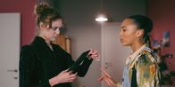 Spellbound - Verzaubert in Paris – Die jahrhundertealte Juliet (Briony Priestman, l.) kann so gar nichts mit moderner Technik anfangen. Cece (Hailey Romain, r.) versucht ihr, den Gebrauch eines Tablets zu erklären.