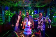 WIR – Tayo (Malick Bauer, l.), Mo (Mohamed Omeirat, M.) und Omar (Tamer Arslan, r.) feiern Emres Scheidung.